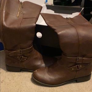 Guess boots with small heel on end